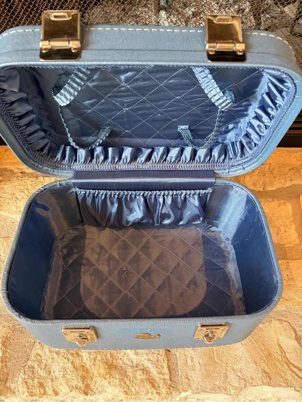 Vintage 1950’s Powder Blue Travel Vanity TrainCase - Picture 5 of 8